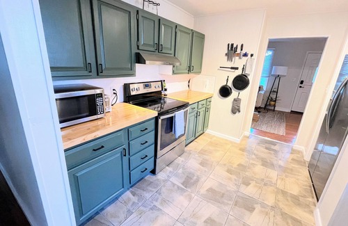 Radnor House | The BOHO Bungalow - NEW listing - Close to BNA, Broadway, Zoo, Opry and Geodis