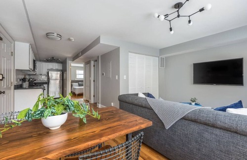 Uptown Condo | The Bright Retreat in Andersonville
