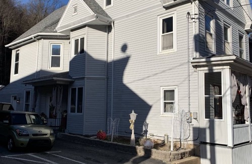 Ashfield Bed & Breakfast | THE BROADWAY ROOM AT TRAILS END B&B