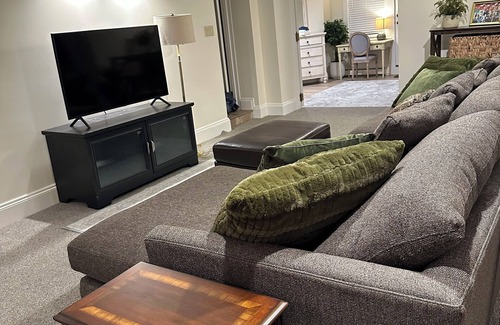 Hanover Apartment | The Bulldog House! Walking Distance to Hanover and Dartmouth! 2 bedroom, 4 beds!
