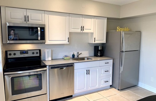 Royal Poinciana House | The Bush House - Premium Country Living for 4 - 2BR 1BA