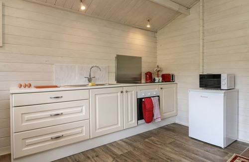 Saint Ann's Chapel Cottage | THE CABIN, LOWLEY BROOK FARM, romantic, with a garden in Launceston