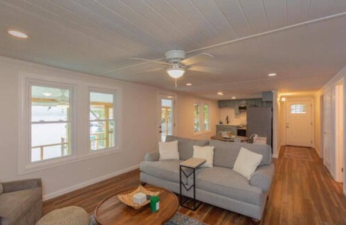 Titus Cabin | The Cabin On Dogwood - A cozy 1950's Cabin on Lake Jordan, Alabama