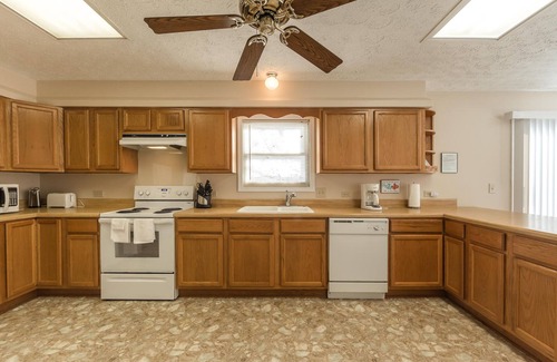 Dadeville House | The Cabin on Wisteria Lane | 2 Bed, 2 Bath