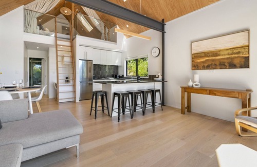 Tawa House | The Cabin - Wellington Holiday Home