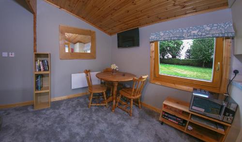 Donadea Apartment | The Cabin @ Willowmere (Garden Log Cabin)