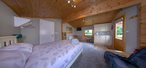 Donadea Apartment | The Cabin @ Willowmere (Garden Log Cabin)