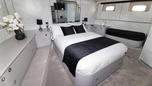Canary Wharf Boat Rental | The Canary Yacht