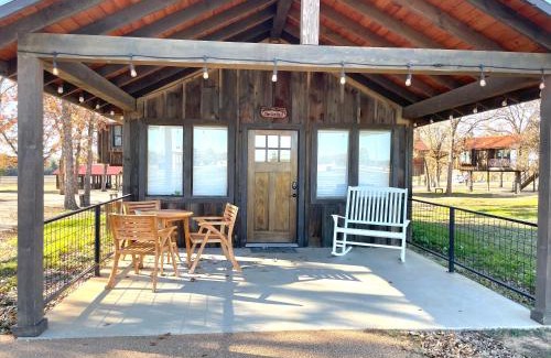 Elm Mott Ski Chalet | The Cardinal Cabin 15MIN to Magnolia Baylor