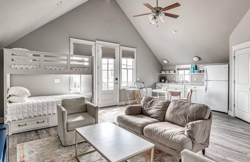 Carlton Landing Apartment | The Carriage House | Stylish Apartment