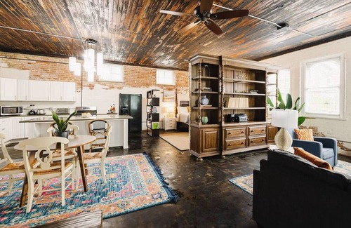 Roselawn Finance Apartment | The Carriage House Loft at Marion Hall Mansion