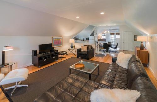 Lincoln Park Apartment | The Carriage House Loft