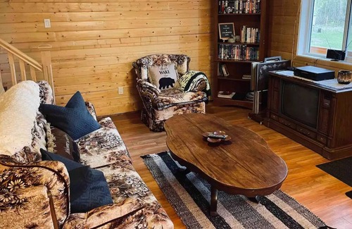 Sherwood Park Cabin | The Cattage 3 bedroom Cabin