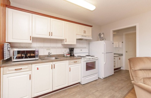 Sidney Hotel | The Cedarwood Inn & Suites