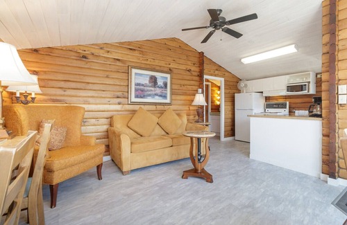 Sidney Hotel | The Cedarwood Inn & Suites