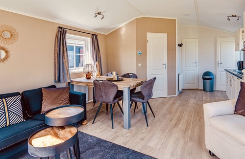 Giethoorn House | The chalets are fully equipped. The spacious living room has a comfortable seating area with a flat screen TV.
