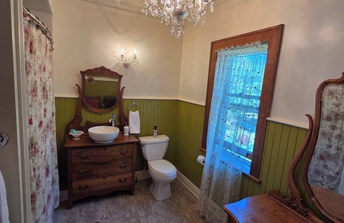 Manistee Bed & Breakfast | The Chandelier Bed & Breakfast "Rose Room"
