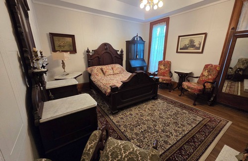 Manistee Bed & Breakfast | The Chandelier Bed & Breakfast "Magmer Room"