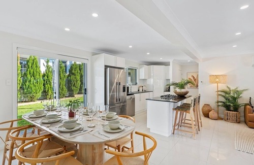 Bundall House | The Chill House - Heated Pool + Entertainment Area