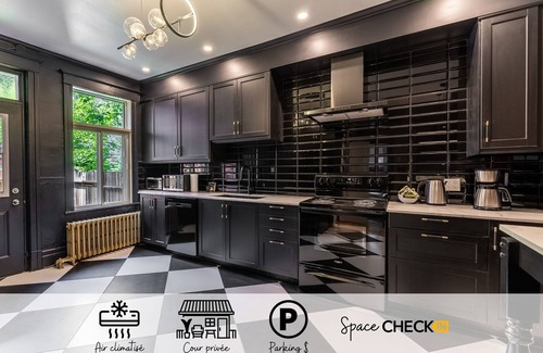 Hochelaga Apartment | The Classic Backyard Subway & Parking