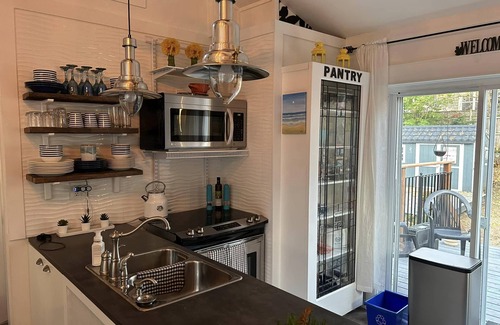 Grand Bend Cottage | THE "clean" LITTLE BLUE COTTAGE - BEACHTOWN DT GRAND BEND -ONTARIO