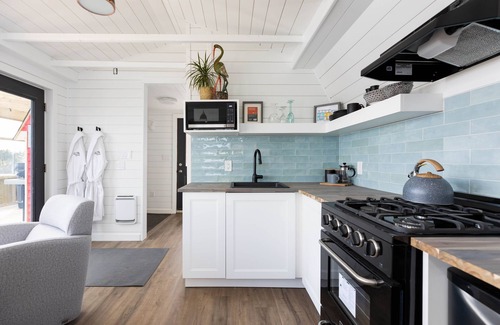 Bauline East House | The Cliff Hanger with Hot tub and Ocean views