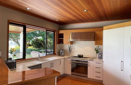 Omokoroa House | The Clubhouse - Immerse yourself in tranquility