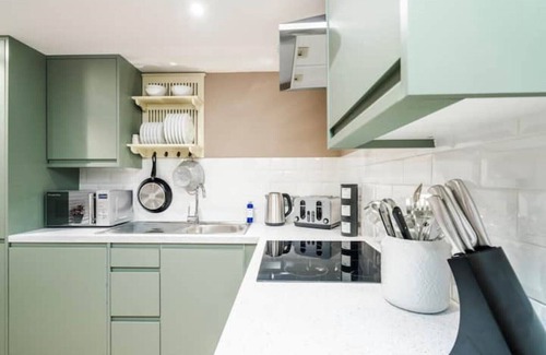 Little Sutton Apartment | The Coach House, 3 bed apartment with free off-street parking in Ellesmere Port