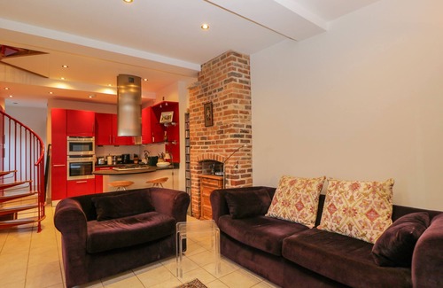 Tewkesbury House | THE COACH HOUSE, pet friendly, with a garden in Tewkesbury