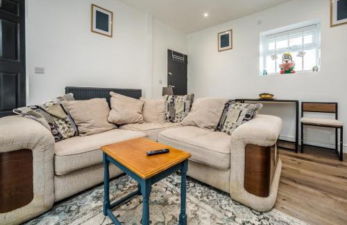 Huddersfield House | The Cosey Tucked-Away Cottage 2 or 3 bedroom options