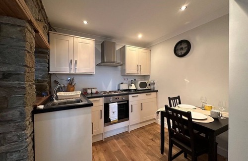 Llantrisant House | The Cosy Cottage Retreat! Long Stay Discounts