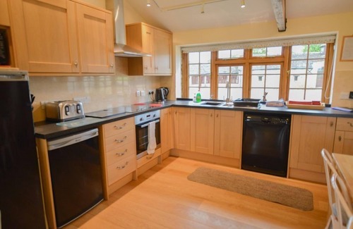 Carterton House | The Cotswold Manor Cottage, Exclusive Hot Tub, Games Barn, 70 acres of Parkland