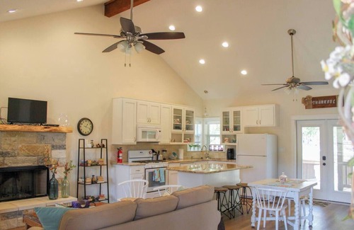 Paige House | The Cottage, A Tranquil Pet-Friendly Retreat on 42 Acres at Lost Pines Shire