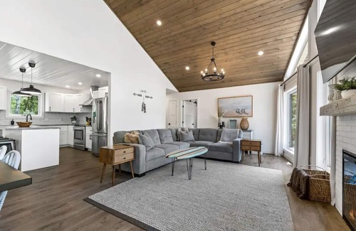 Manitoba House | The Cottage at Grand Marais