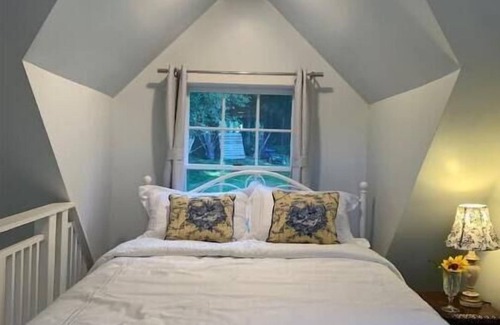 Town of Southeast House | The Cottage by the Lake: Hudson Valley Indulgence/1 hr. from NYC/welcome pets!.
