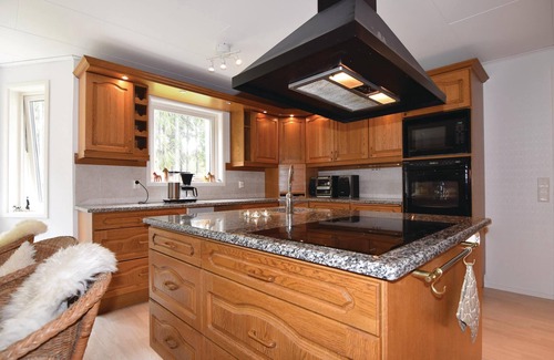 Sjotorp House | The cottage is located simply fantastic, only 100 m from Lake Vänern.