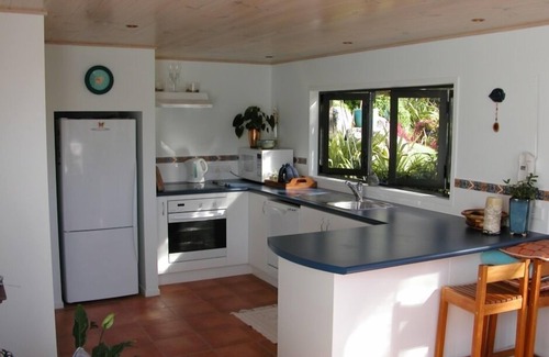 Hikuai Cottage | The Cottage on the Hill Pauanui