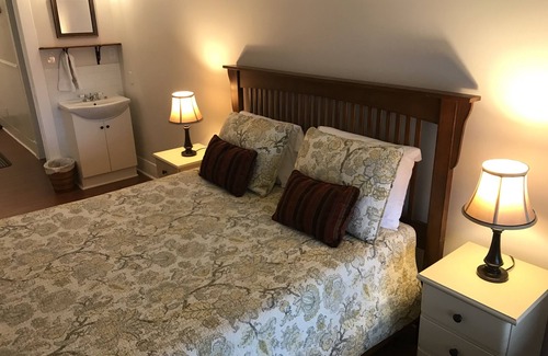 Westport Hotel | The Cove Inn