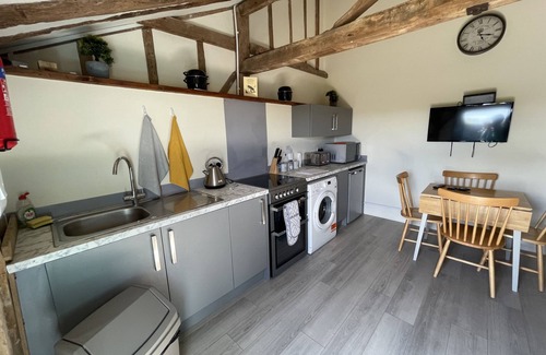 Southminster Apartment | The Cow Shed 1BR-Sleeps4-Parking-PetsOK