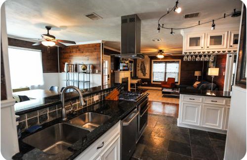 South Central Houston House | The Coyle Cabin - Close to Downtown, Stadiums, U of H, Med Center