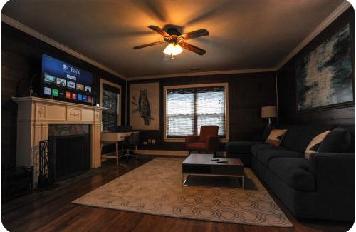 South Central Houston House | The Coyle Cabin - Close to Downtown, Stadiums, U of H, Med Center