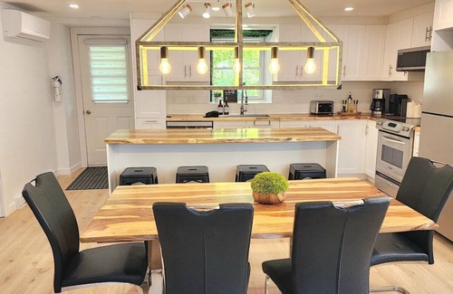 Quartier 5-4 Apartment | The Coziest | Hot Tub | EV Charger & Free Parking