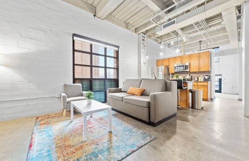 Downtown Cleveland Apartment | The Cozy Comfy Spacious Loft, Wi-Fi, Parking, Cafe