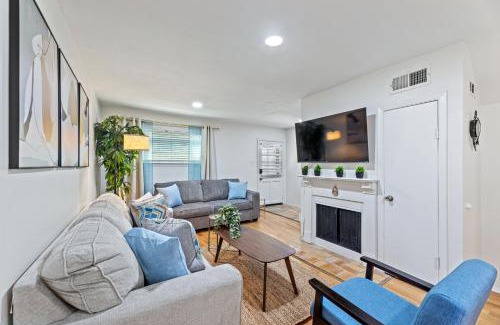 Oak Lawn Apartment | The Cozy Cove l Luxurious 2BD Condo l Amazing Location l Parking l