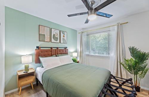 Oak Lawn Apartment | The Cozy Cove l Luxurious 2BD Condo l Amazing Location l Parking l