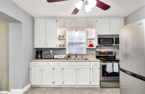 River Oaks House | The Cozy Home in The Oaks - By Avi