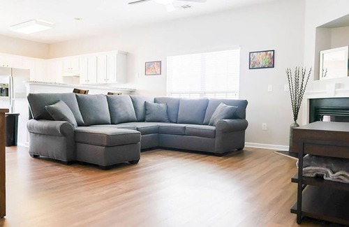 Simpsonville House | The Cozy Hub- Steps to shops & restaurants, moments to the highway & downtown.