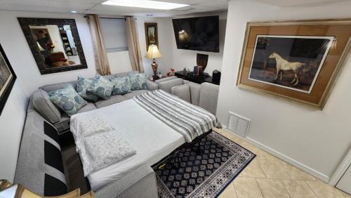 Ashley Oaks House | The Cozy Nook Basement Apartment All To Yourself