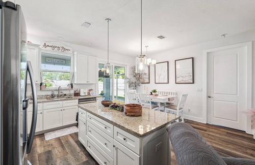 Seminole House | The Cozy Robin: Treehouse Retreat with Hot Tub & Koi Pond