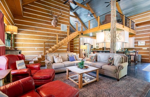 Batesville House | The CPL, Spacious Oxford Retreat by Velvet Ditch Villas